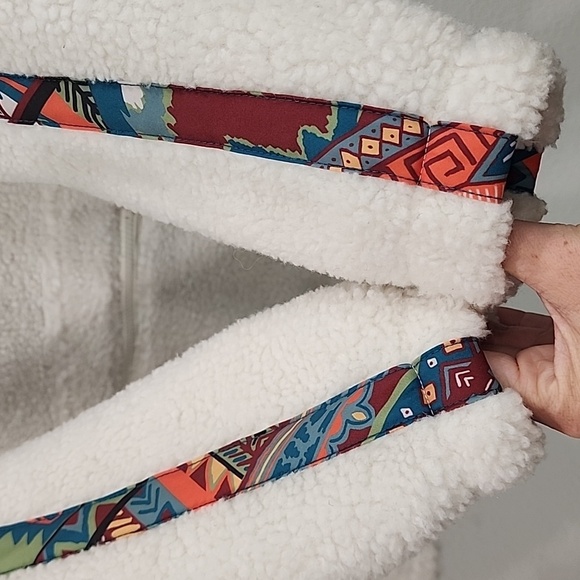 Hooey Sherpa Pullover White with Aztec Accents - Picture 4 of 11